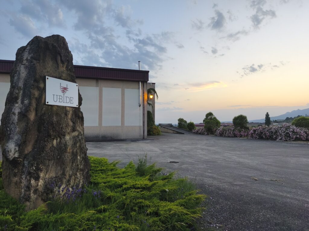 Vista exterior de la bodega familiar Bodegas Ubide en Laguardia, Rioja Alavesa