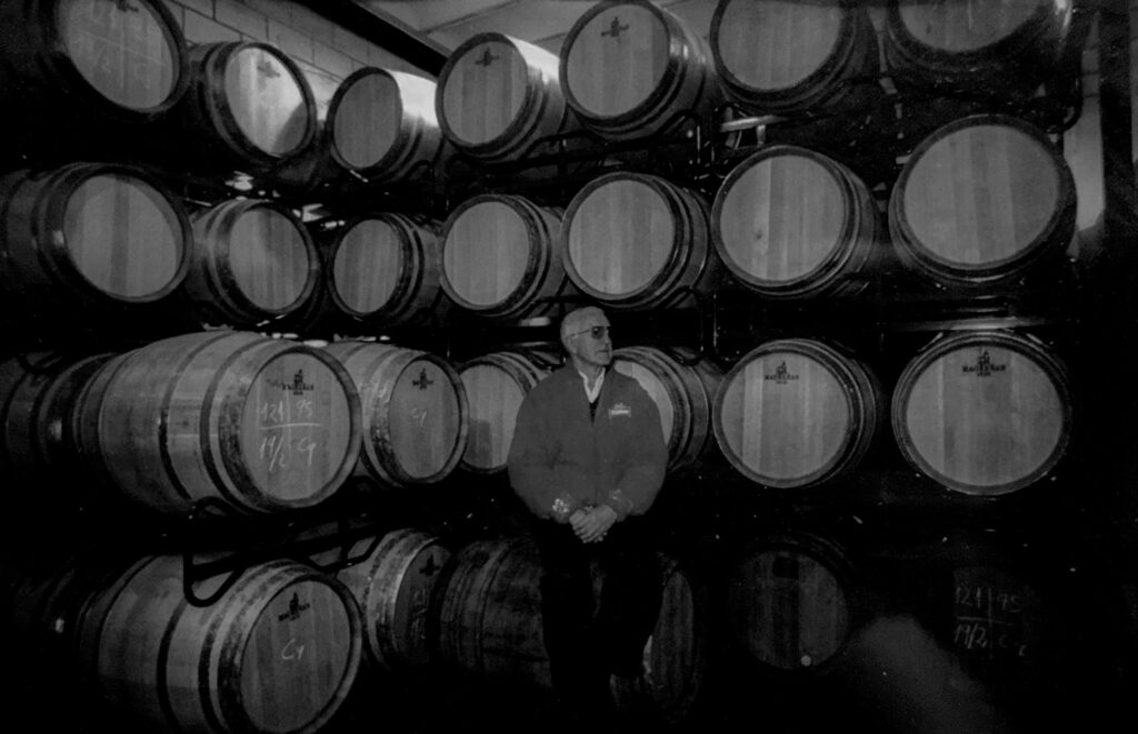 Foto de Eugenio Olabarria, quien en los años 90 adquirió el 100% de Bodegas Ubide y dio inicio al proyecto familiar en Rioja Alavesa